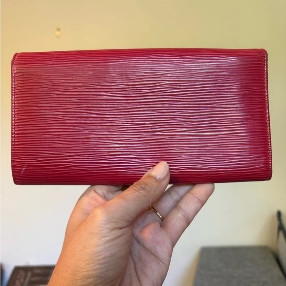 Louis Vuitton Epi Leather Long Wallet in Red - WITH COA AND CHAIN - Picture 3 of 7